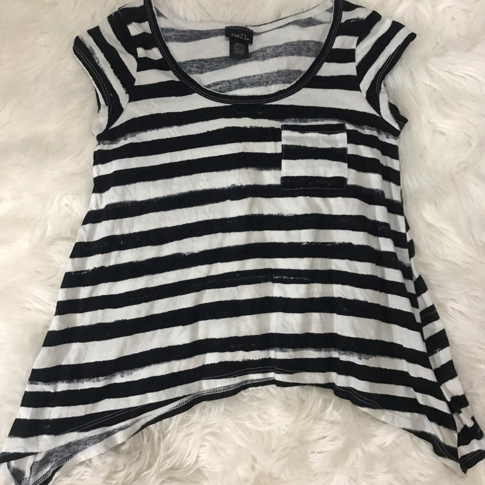 Rue 21 black & White Top